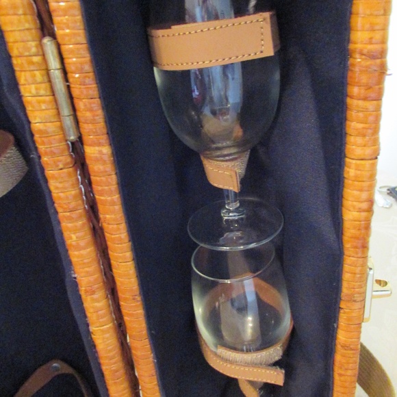 Bacchus Insulated wicker Wine Basket - Picture 3 of 13